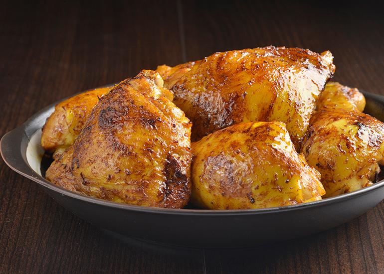 Frango assado coxa e sobrecoxa com cúrcuma e gengibre